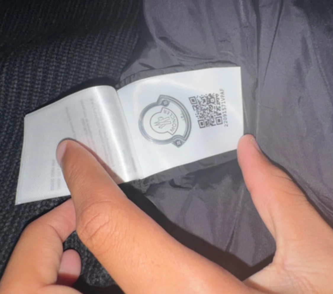 Svart Moncler dunjacka med huva - 1