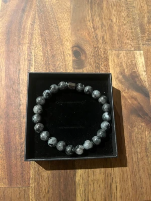  Pärlarmband  - Stiliga armband. 67kr för alla armbanden