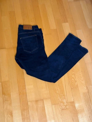 Tiger of Sweden jeans  32/32 - Säljer dessa feta jeans från tiger of Sweden i modellen evolve och har en mörkblå tvätt perfekta till dig som behöver jeans nu till vintern. Skriv om du har några frågor.