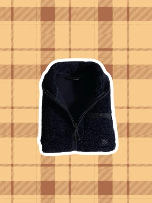 Mörkblå fleeceväst från DIDRIKSONS - Säljer en mörkblå fleeceväst från DISRIKSONS med mjuk teddystruktur och hel dragkedja framtill. Västen har en hög krage, en bröstficka med knapp och diskret logga på vänster sida. Perfekt att slänga på över en t-shirt för extra värme. Nypris: 899kr