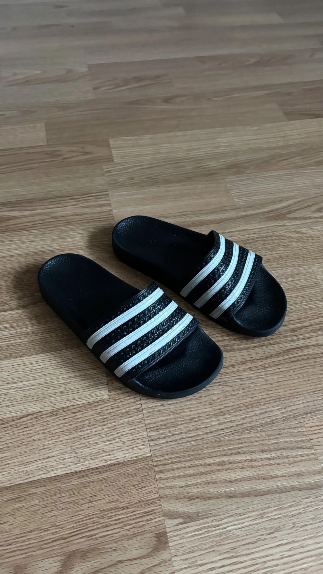 Adidas tofflor