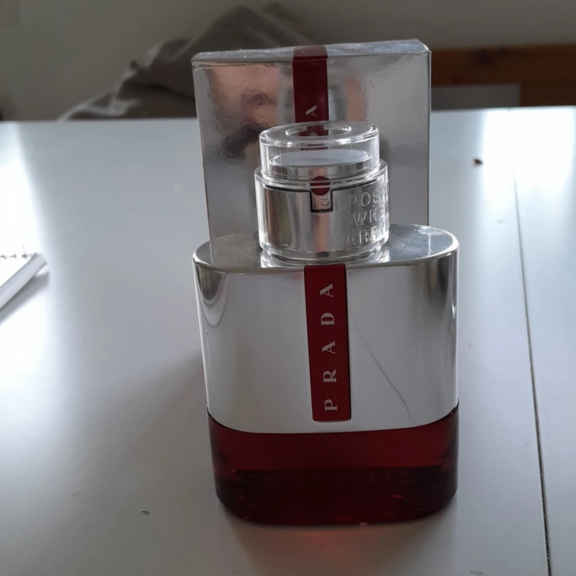 Prada parfym med röd detalj