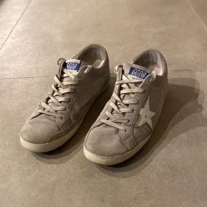 golden goose skor - Gråa golden goose Bra skick som är i mocka. Hällarna är lite slitna men inget man märker av och kommer att limmas . Äkta
