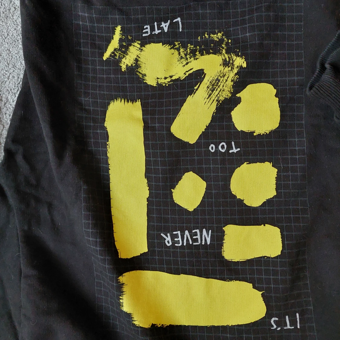 Svart hoodie med gul print från NA-KD - 1