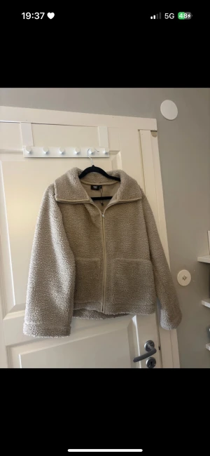 Teddyjacka - Beige teddyjacka i använt men fint skick🤍 bilderna är från min vinted så de är mina egna bilder☺️
