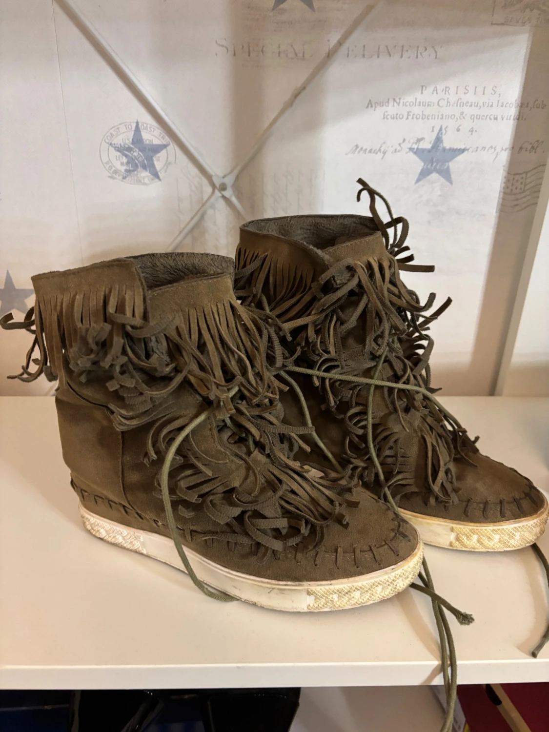 Bruna boots med fransar och snörning