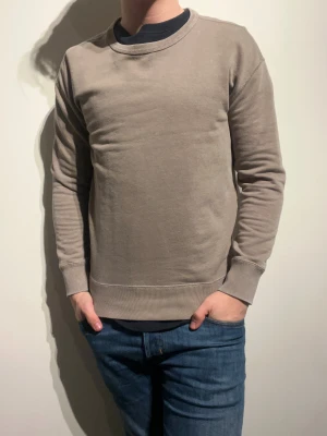 Hollister Sweatshirt - Hej! Säljer nu denna väldigt snygga Hollister sweatshirten. Storlek XS   Färg: Beige / Brun Skick: Mycket gott – endast använd vid enstaka tillfällen  Skickas spårbart eller hämtas upp efter överenskommelse. Vid intresse – hör gärna av dig.  Skriv vid frågor eller ifall du vill ha fler bilder:) 