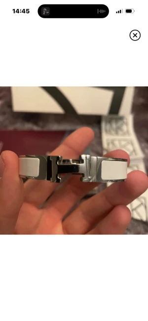 H armband - Säljer ett riktigt schysst vitt och silvrigt armband 💯💯 Hör av er vid frågor eller funderingar ✅✅Storlek 20 cm vilket passar dem flesta 