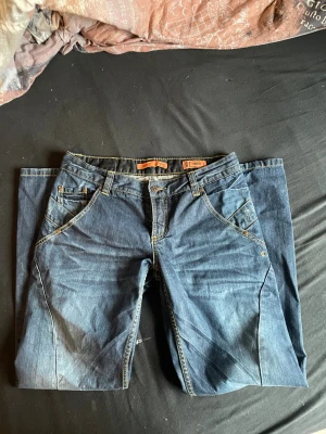 Blå jeans med kontrastsömmar - Dem är köpta här på plick. Storleken är lite mindre än s.38 om man brukar ha de i jeans. Jag har aldrig använt dem. Skriv vid funderingar💕