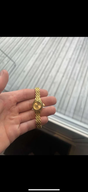 Liten vintage guldklocka  - Klockan är i ett fint skick utan repor eller andra defekter. Sen snurrar på fint med ett helt nytt batteri installerat.  Klockans längd/storlek går att justera hemma från 8 cm längd till 19 cm längd med hjälp av en nål 📌