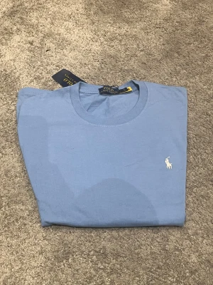 Blå polo tröja  - Aldrig använd blå raplhlauren T-shirt. 