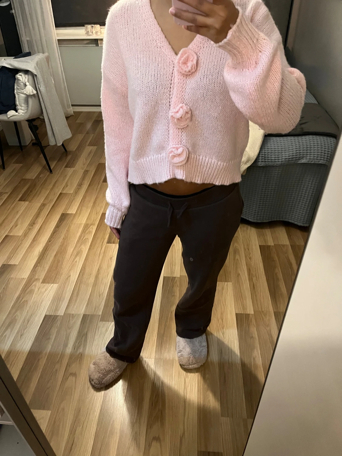 Ljusrosa stickad kofta med blommor