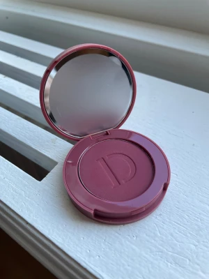 Isadora Powder Blush i bärig rosa - Säler en Isadora The Powder Blush i färgen 11 deep berry. Kommer i en rund kompakt dosa med spegel i locket. Aldrig andvänd🩷