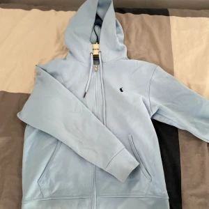 Ralph lauren - Säljer min Polo zip up då den har blivit för liten på mig den är i storlek S/170. Har inte använt den så mycket. Priset kan diskuteras😊