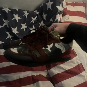 Valentino Rockrunner  - valentino Rockrunner Storlek 43  Riktigt feta nu till vintern även hösten. Självklart äkta Pris 1900 Kvitto finns Köpta på Vestiaire collective, kan gå ner i pris vid snabb affär 