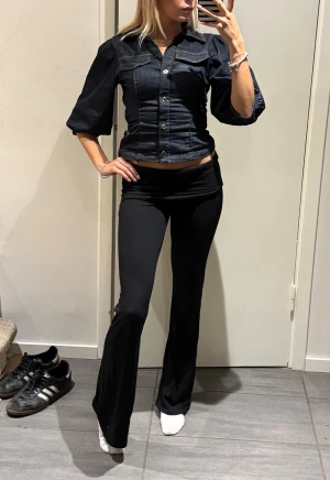 Svarta Yoga Pants från Gina - Svarta Yoga pants från Gina Tricot med bootcut passform och låg midja. 