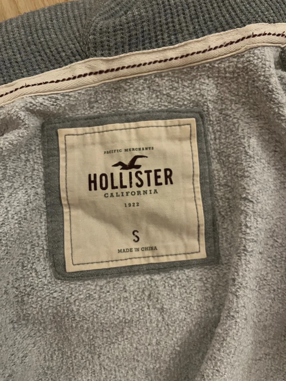 Grå hoodie från Hollister med dragkedja - 3