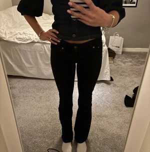 Svarta bootcut jeans från Junkyard - Snygga svarta jeans från Junkyard i bootcut-modell med låg midja. Lite för korta för mig💞