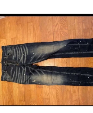 Mörkblå Dsquared2 jeans med stänk - Går att pruta på 