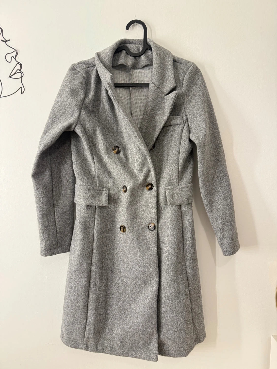 Grå kappa med knappar och krage