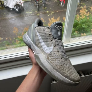 Kobe 6 metallic grey 46 - Kobe 6 metallic grey storlek 46 väldigt använda det ett hål där skosnöret går igenom, med svarta skosnören utan box