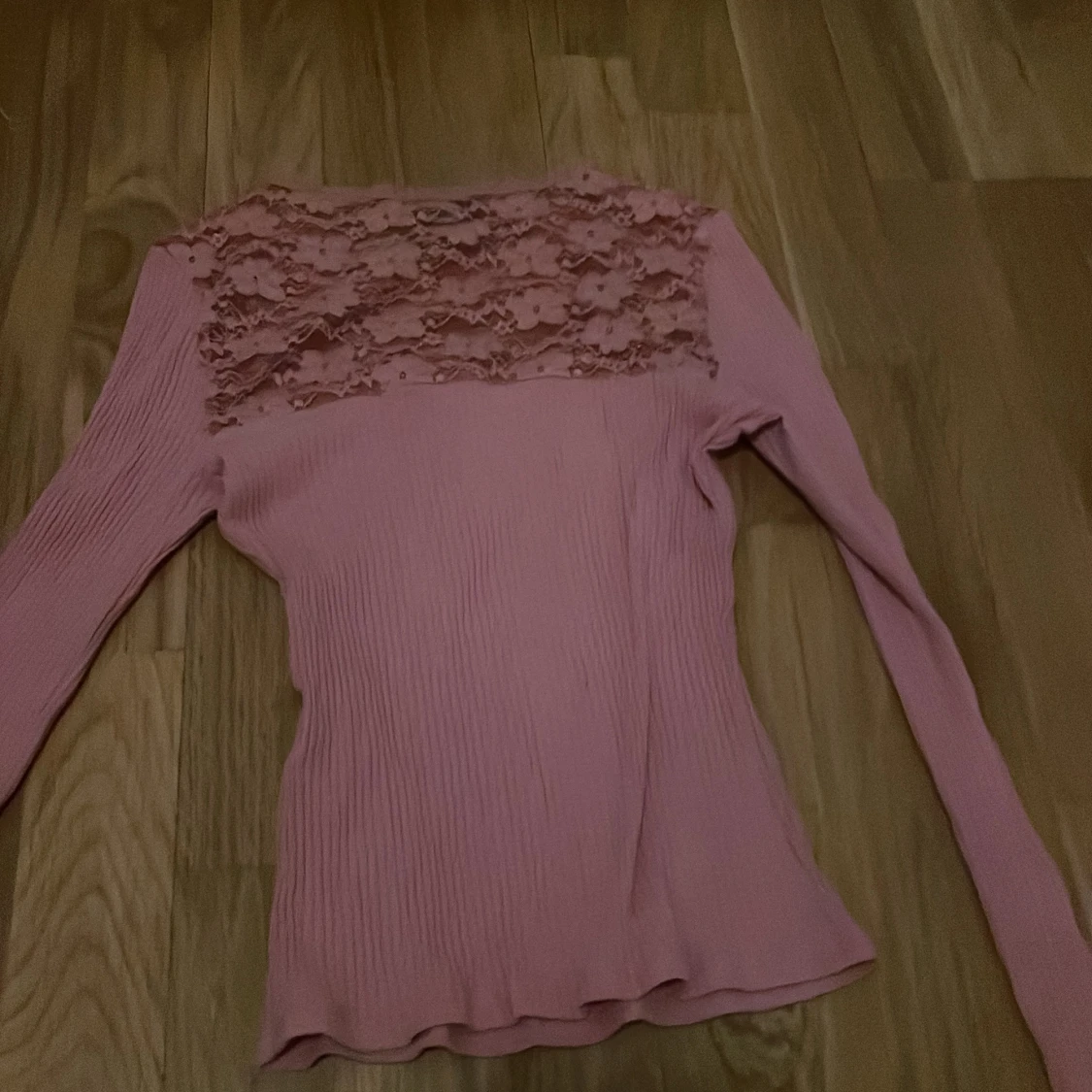 Rosa ribbad topp med spets från Rue Paris - 2