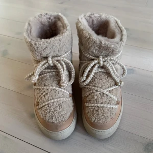 Inuikii vinterskor curly  - Superfina inuikii skor. Använda vid enstaka tillfällen. 