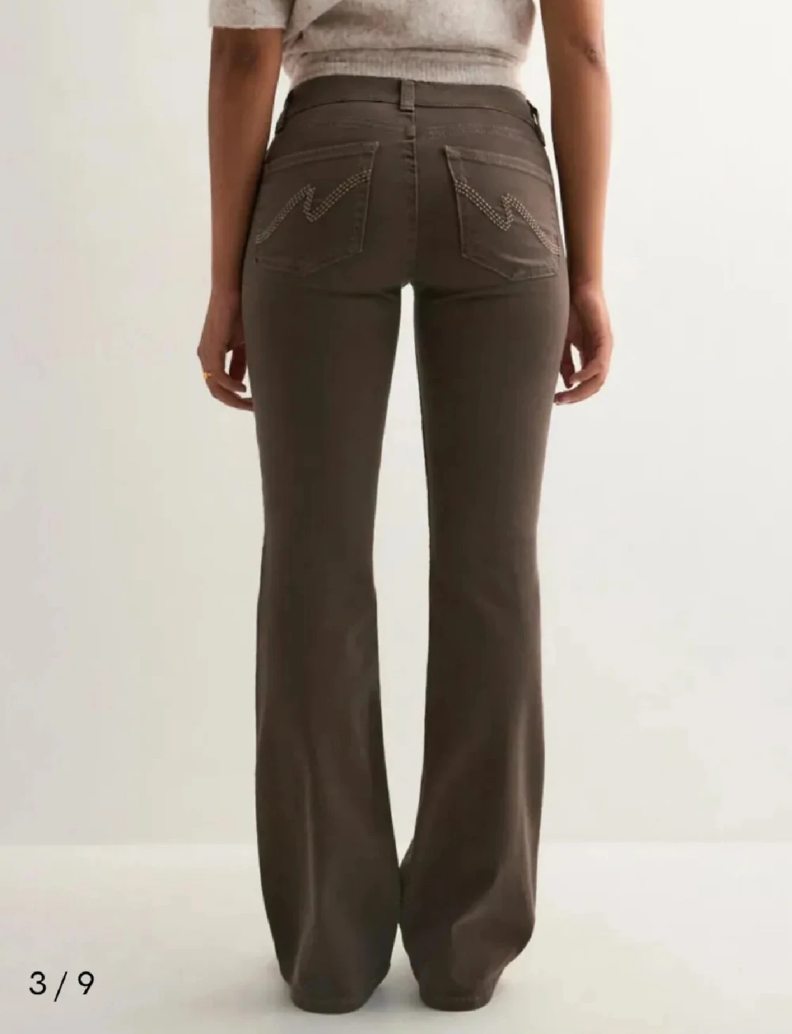 Bruna bootcut jeans med broderade fickor - 1