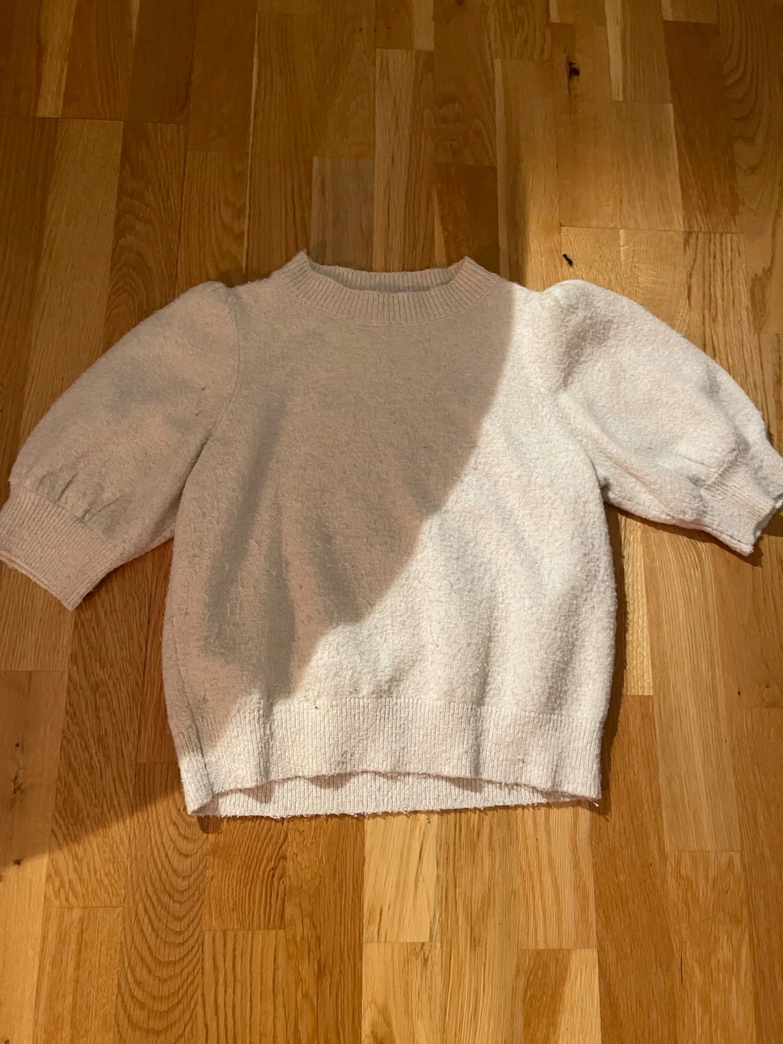 Vit stickad tröja med puffärm - 1