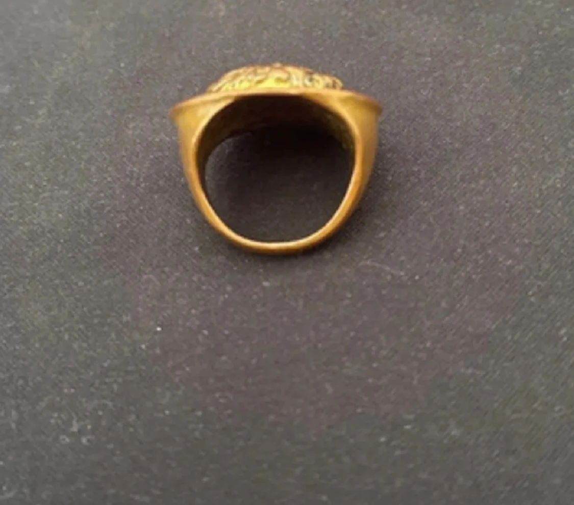 Guldfärgad ring med Medusa-motiv från Versace - 1