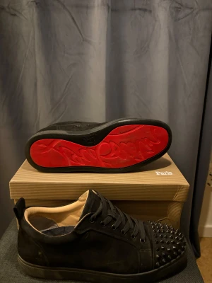 Christian Louboutin - Tja, säljer dessa louboutins skor, dom är i storlek 43. Dom är i bra skick. Fåtal spikes saknas men de kommer med 2 spikes och det är även väldigt lätt att få tag på online Det är bara att höra av sig vid minsta fundering, priset är ej hugget i sten!