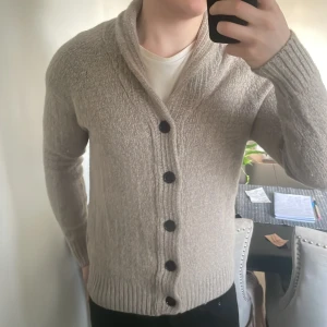 Beige stickad cardigan - Otroligt fin beige stickad cardigan. Modellen är 180cm, 73kg. Priset går såklart att diskutera! Passar som S-M.