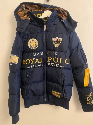 Santoz Royal Polo – Limited Edition vinterjacka (M - Säljer en äkta Santoz Royal Polo Limited Edition vinterjacka i storlek M som passar perfekt nu när vinter säsongen är igång. Just denna jacka  går inte längre att hitta i butik – riktigt eftertraktad modell. 