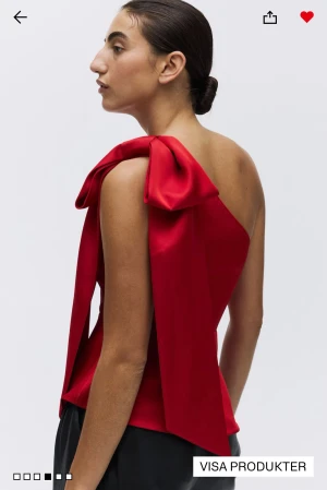 SLUTSÅLD Röd  topp rosett - Intressekoll på min helt slutsålda supersöta röd oneshoulder topp från hm! Perfekt för jul, helt ny i storlek XS❤️