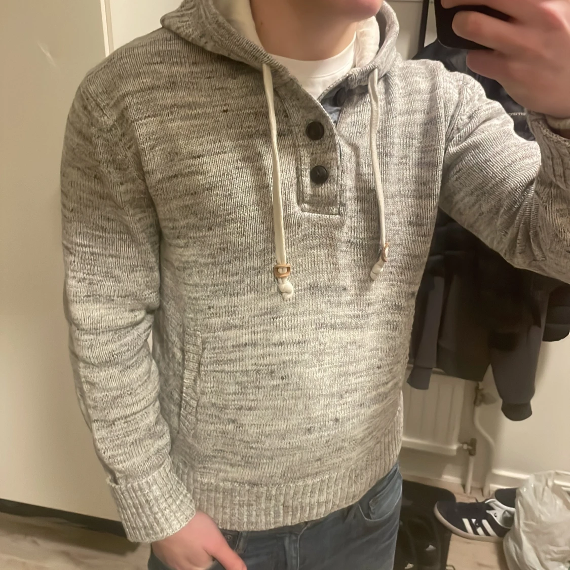 Grå unik stickad hoodie