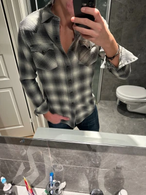 Flanell skjorta Ralph lauren  - Snygg långärmad flanell skjorta från Ralph Lauren. Riktigt bra skick och inga tecken på användning. Jag på bilden är 188cm och bör storlek M. Hör av er vid funderingar:)