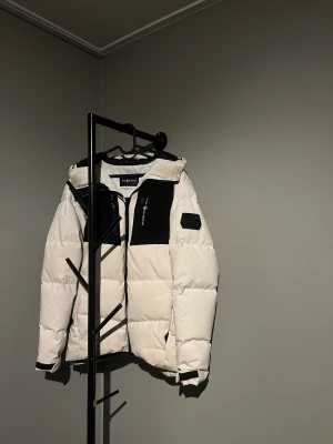 Sail Racing Patrol Down Jacket - Säljer en fet dunjacka från Sail Racing i storlek S. Modellen är en Patrol Down Jacket Allied Feather Down 500 Fill Power. QR kod finns även att skanna på jackan. Skriv om du har några fler frågor eller funderingar!