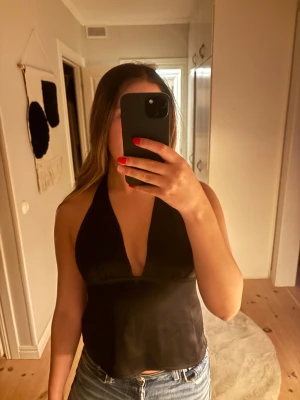 Festtopp från Gina Tricot  - Jättesnygg festtopp från Gina Tricot, storlek 36. Endast använd 3 ggr, köptes för 460kr säljs för 350kr 