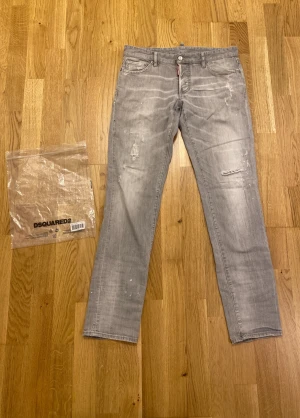 Dsquared2 Jeans - Hej! Säljer ett par dsquared2 Jeans i färgen Grå Storlek M (50) Raka för o vara dsquared jeans Cool Guy modellen skick 9,5/10 hör av er för mer info //