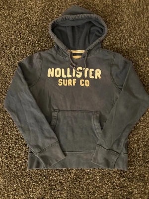 🔥 Hollister hoodie – Sjukt Eftertraktad! - 🔥 Extremt eftertraktad Hollister-hoodie, stl L/M, skick 7/10 🔥 Black Week-REA! Passa på medan priset är sänkt – det här är en av Hollisters mest populära modeller och den dyker nästan aldrig upp. Sitter perfekt, sjukt snygg och funkar till ALLT.  Den här kommer försvinna direkt – folk brukar köpa såna här på sekunder. Först till kvarn. Köp nu innan någon annan hinner före!