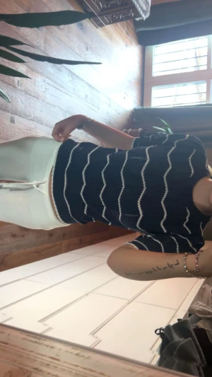 Randig stickad tröja Holly & Whyte - Mörkblå stickad tröja från Holly & Whyte med vita vågiga ränder. Tröjan har rund hals, korta ärmar och ribbade detaljer vid hals och nederkant. 