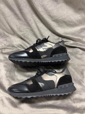 Valentino rockrunners - Valentino rockrunners🤩 Hör av dig vid minsta fundering😊 100+ nöjda kunder över olika plattformar✅