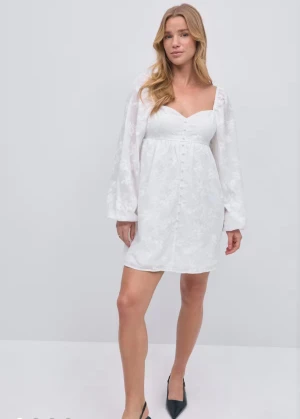 Student klänning - Gina Tricot - Använd endast en gång till studentmottagning (var egentligen tänkt till utspringet). Klänningen är i mycket bra skick och är i stl 34.