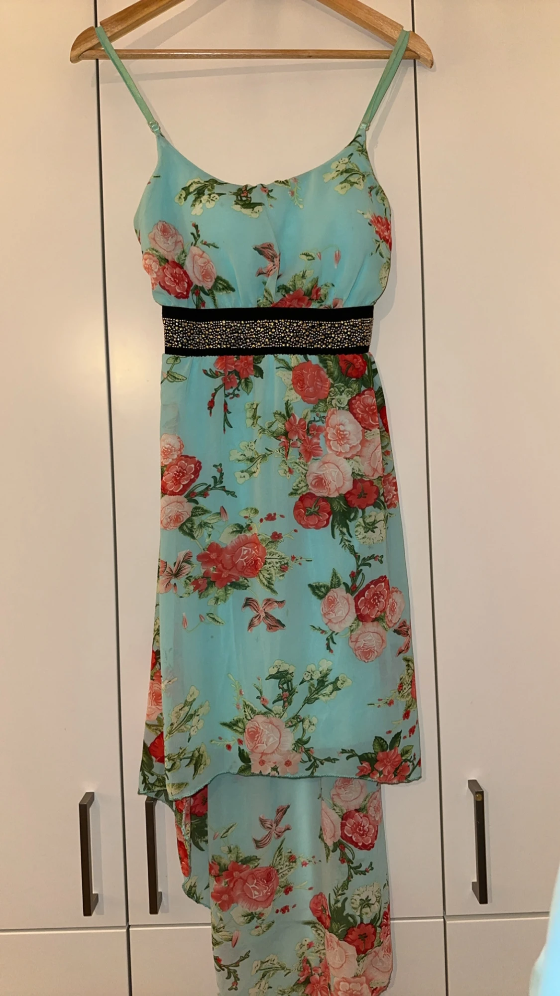 Blommig klänning med pärldetaljer