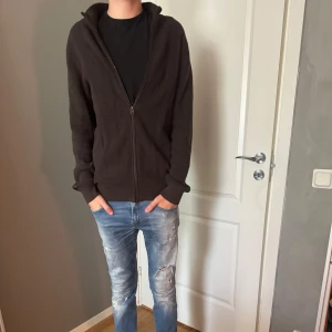 John Henric full zip - Riktigt schysst John Henric full zip i en riktigt snygg färg perfekt till hösten, tröjan är endast använt 1-2 gånger Max därav väldigt bra skick