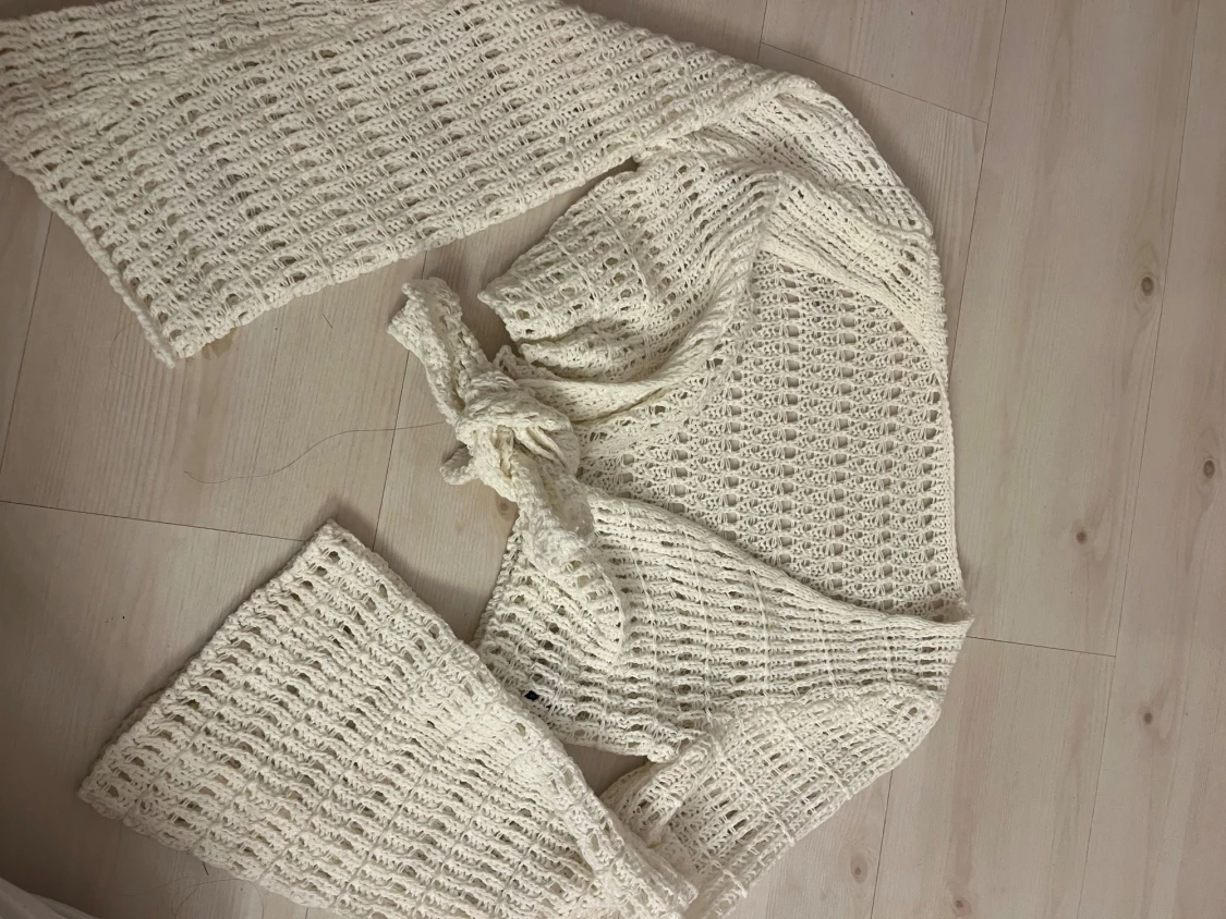 Vit stickad bolerotopp med knyt - 1