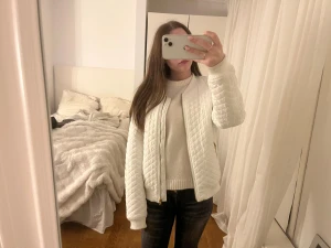 Vit bomber jacka - Jätte snygg vit bomber jacka! Storlek M men passar xs/s