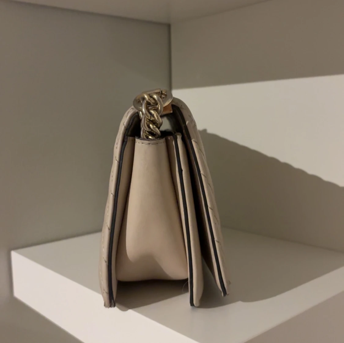 Beige quiltad axelväska  - 1