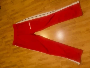 Palm Angels byxor - Röda Palm angels byxor i fint skick tags medföljer men tyvärr inte boxen.