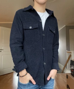 Oscar Jacobsson maverick overshirt - Tja säljer nu min riktigt snygga och extremt eftertraktade Oscar Jacobsson overshirt i modell ”maverick”. Storlek S. Ny pris ca 3299:- Hör av er vid fler funderingar🤝